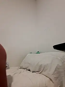 Snapshot of laura_dirtyhot chatting on 12-31-24, 04:25 laura dirtyhot online show from 12-31-24, 04:25