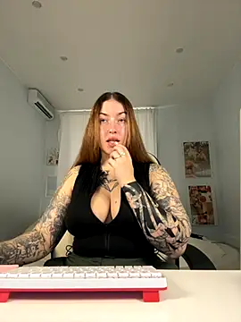 Snapshot of IvyHoney chatting on 09-16-25, 07:42 IvyHoney online show from 09-16-25, 07:42