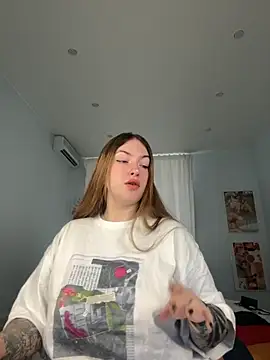 Snapshot of IvyHoney chatting on 10-05-25, 07:43 IvyHoney online show from 10-05-25, 07:43