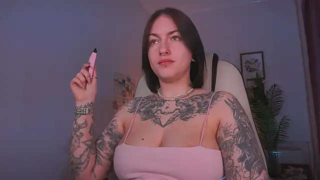 Snapshot of IvyHoney chatting on 02-25-25, 04:35 IvyHoney online show from 02-25-25, 04:35