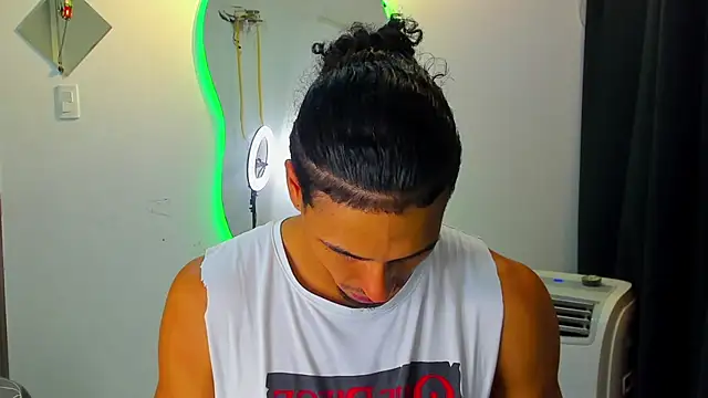 Snapshot of Kris_Khalifa69 chatting on 09-22-25, 01:33 Kris Khalifa69 online show from 09-22-25, 01:33