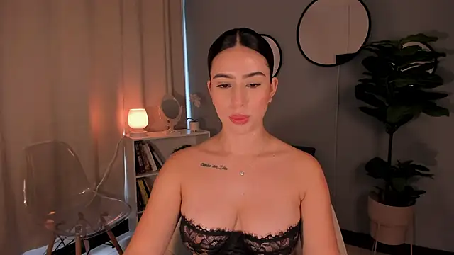 Snapshot of LiaPearce chatting on 10-08-25, 12:28 LiaPearce online show from 10-08-25, 12:28