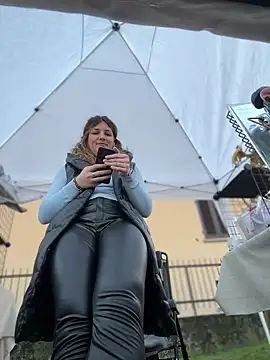 Snapshot of DaisyVibesss chatting on 02-02-25, 03:39 DaisyVibesss online show from 02-02-25, 03:39