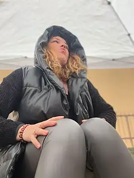 Snapshot of DaisyVibesss chatting on 02-16-25, 10:54 DaisyVibesss online show from 02-16-25, 10:54