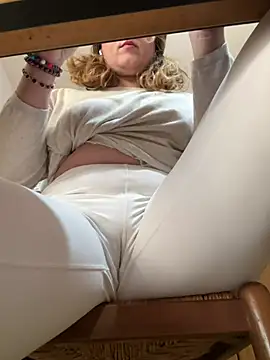 Snapshot of DaisyVibesss chatting on 01-21-25, 12:29 DaisyVibesss online show from 01-21-25, 12:29