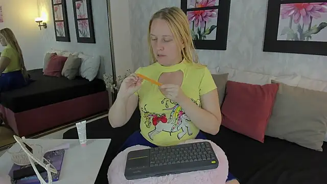 Snapshot of EmilySumer chatting on 10-16-25, 04:32 EmilySumer online show from 10-16-25, 04:32