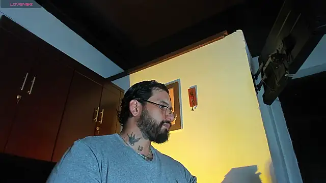 Snapshot of CamiloGray_ chatting on 02-27-26, 02:39 CamiloGray online show from 02-27-26, 02:39