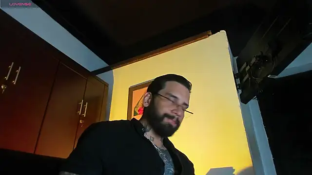 Snapshot of CamiloGray_ chatting on 02-03-26, 02:11 CamiloGray online show from 02-03-26, 02:11