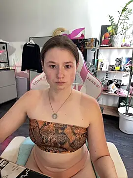 Snapshot of sweetest_pie chatting on 07-17-26, 10:34 sweetest pie online show from 07-17-26, 10:34