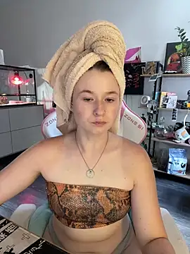 Snapshot of sweetest_pie chatting on 07-19-26, 04:04 sweetest pie online show from 07-19-26, 04:04