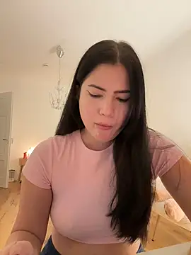 Snapshot of clairewntr chatting on 01-26-25, 06:37 clairewntr online show from 01-26-25, 06:37