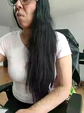 aisha latina online show from 11-20-25, 03:12