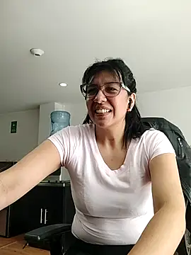 aisha latina online show from 11-18-25, 03:04