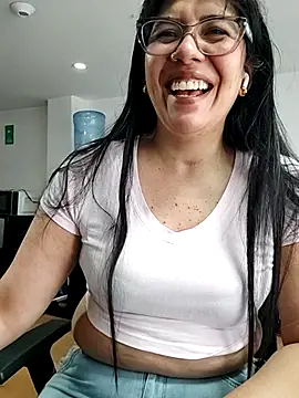 aisha latina online show from 06-25-26, 02:44