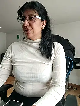 aisha latina online show from 11-19-25, 02:28