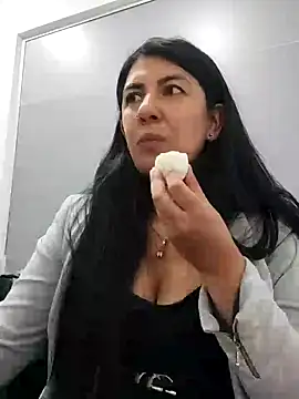 Snapshot of aisha_latina chatting on 02-21-25, 01:33 aisha latina online show from 02-21-25, 01:33