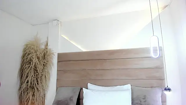 ValerieDiaz  online show from 09-11-25, 12:16