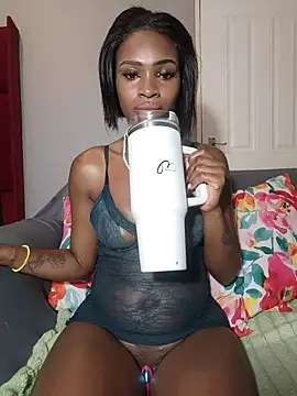 HoneyDropsX online show from 10-29-25, 04:33