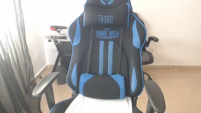 LARACRUZ30 online show from 04-05-26, 06:42