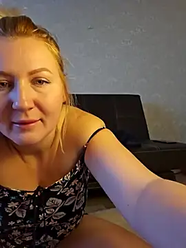 Snapshot of Marushka chatting on 12-17-24, 08:12 Marushka online show from 12-17-24, 08:12