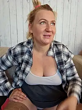 Snapshot of Marushka chatting on 09-27-25, 07:03 Marushka online show from 09-27-25, 07:03