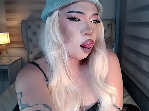 Snapshot of RebecaNextToYou chatting on 05-19-26, 05:20 RebecaNextToYou online show from 05-19-26, 05:20