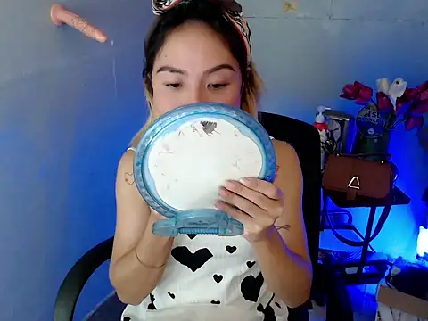 Snapshot of AsianTrixxx chatting on 12-17-25, 04:01 AsianTrixxx online show from 12-17-25, 04:01