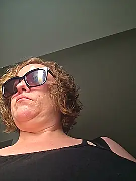 Snapshot of julimonroe chatting on 06-01-26, 01:11 julimonroe online show from 06-01-26, 01:11