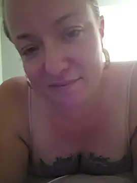 Snapshot of julimonroe chatting on 06-30-26, 02:11 julimonroe online show from 06-30-26, 02:11