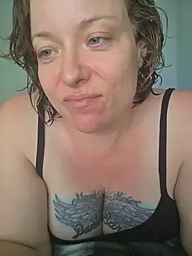 Snapshot of julimonroe chatting on 06-06-26, 01:33 julimonroe online show from 06-06-26, 01:33