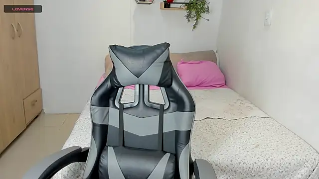 Snapshot of lara_rose1 chatting on 10-25-25, 10:43 lara rose1 online show from 10-25-25, 10:43