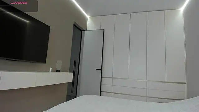 JenniferQueen11 online show from 04-19-26, 09:21