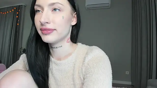 JenniferQueen11 online show from 10-28-25, 07:46