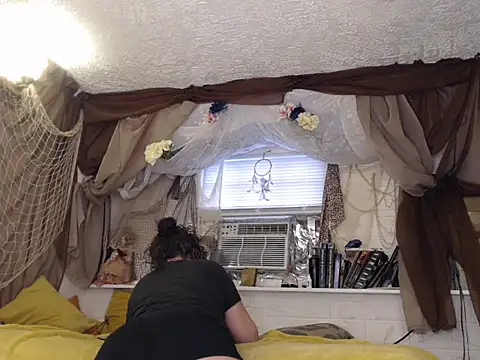 Snapshot of MaxiMillz chatting on 12-17-25, 03:50 MaxiMillz online show from 12-17-25, 03:50