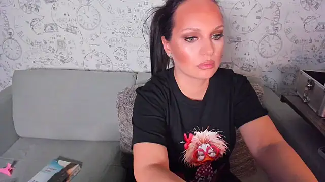Snapshot of LondonBadGirl chatting on 04-22-26, 08:59 LondonBadGirl online show from 04-22-26, 08:59