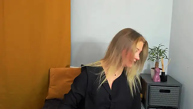 Snapshot of LilyBlondee chatting on 03-22-25, 08:37 LilyBlondee online show from 03-22-25, 08:37