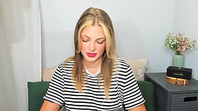 Snapshot of LilyBlondee chatting on 05-30-26, 06:02 LilyBlondee online show from 05-30-26, 06:02
