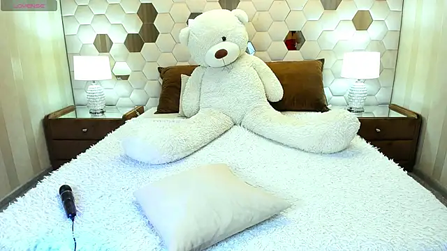 XLindaMilfX online show from 04-19-26, 07:20