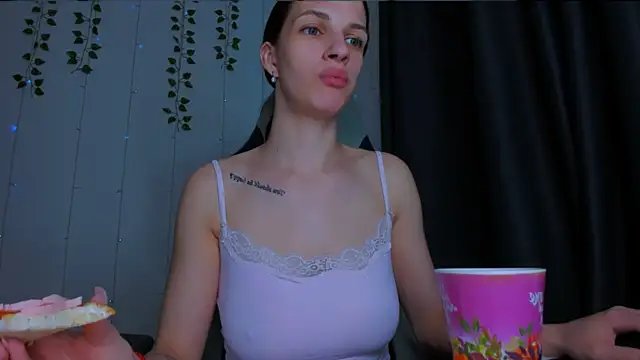 Snapshot of KarlaSim chatting on 05-17-26, 10:37 KarlaSim online show from 05-17-26, 10:37