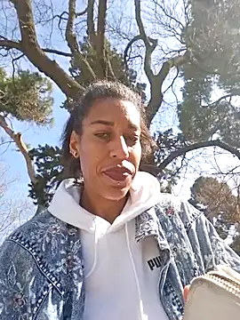 Snapshot of Goldenlace chatting on 02-20-25, 11:42 Goldenlace online show from 02-20-25, 11:42