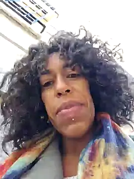 Snapshot of Goldenlace chatting on 02-04-25, 12:11 Goldenlace online show from 02-04-25, 12:11