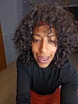 Snapshot of Goldenlace chatting on 10-27-25, 05:14 Goldenlace online show from 10-27-25, 05:14