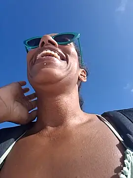 Snapshot of Goldenlace chatting on 12-19-24, 09:49 Goldenlace online show from 12-19-24, 09:49