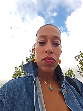 Snapshot of Goldenlace chatting on 09-10-25, 10:36 Goldenlace online show from 09-10-25, 10:36