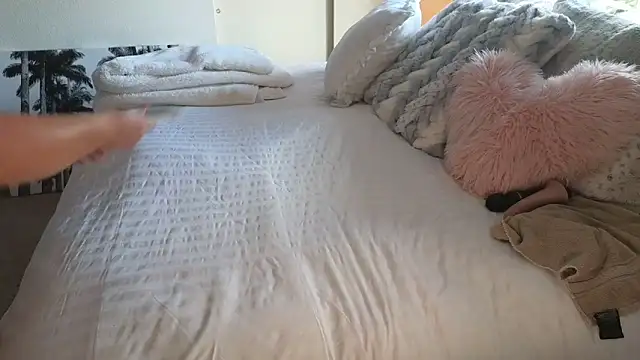 JESS LOVES online show from 04-17-26, 06:22