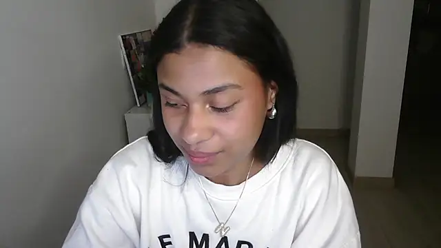 Snapshot of dark_enchantress_ chatting on 01-16-25, 05:21 dark enchantress online show from 01-16-25, 05:21