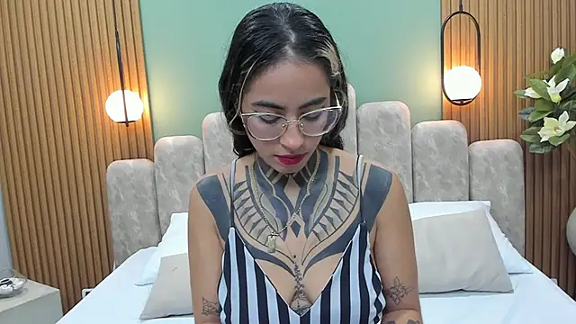 NicoleBlum online show from 03-10-25, 01:54