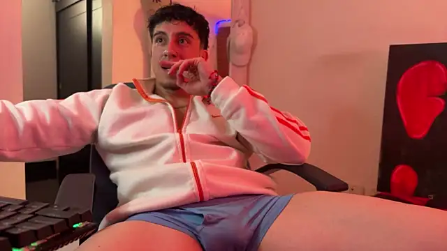 strongboy  online show from 06-10-26, 05:25