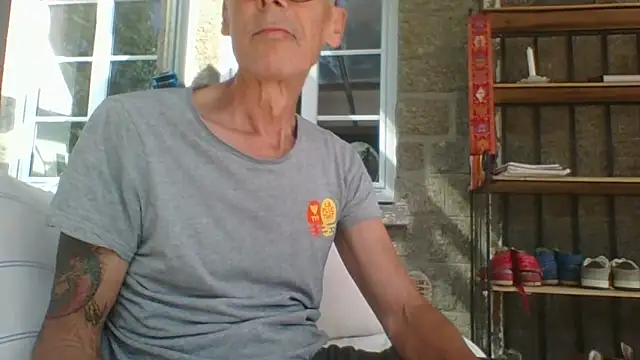 Snapshot of pierre5004 chatting on 09-30-25, 10:43 pierre5004 online show from 09-30-25, 10:43