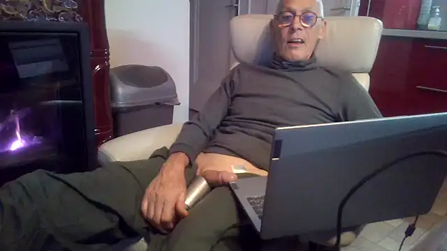 Snapshot of pierre5004 chatting on 03-17-26, 06:33 pierre5004 online show from 03-17-26, 06:33